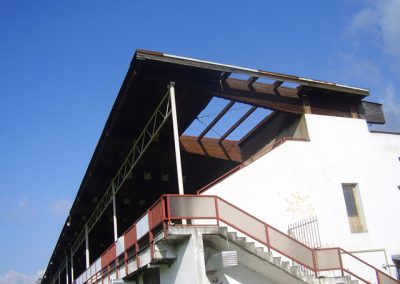 Strhnutá strecha na futbalovom štadióne