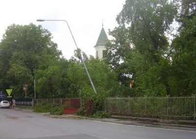 Zničený stĺp na Mičurovej ulici