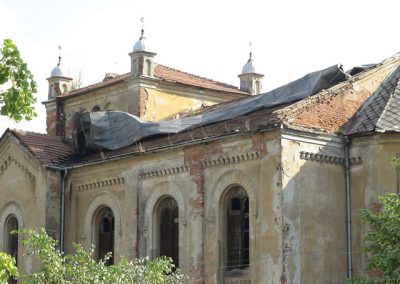 Strhnutá strecha na synagóge